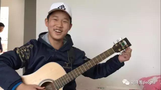 网红吉他少年视频全集,吉他少年进京