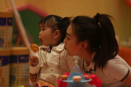 妈妈是超人带娃出去玩,妈妈是超人怎么带娃