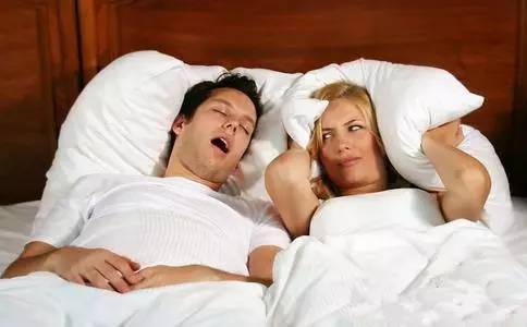 男子打鼾一夜呼吸停断,男人喝完酒打呼噜窒息