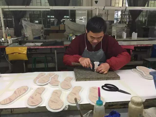 35年的制鞋经历，全球多个高尔夫赛事都指定要用他的球鞋