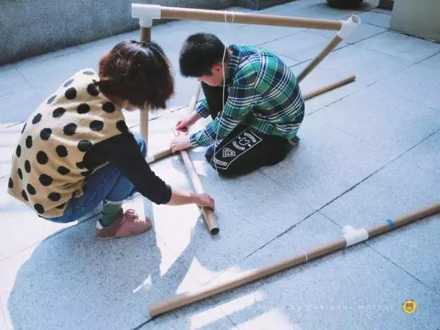 小朋友搭建小屋视频,户外小屋搭建