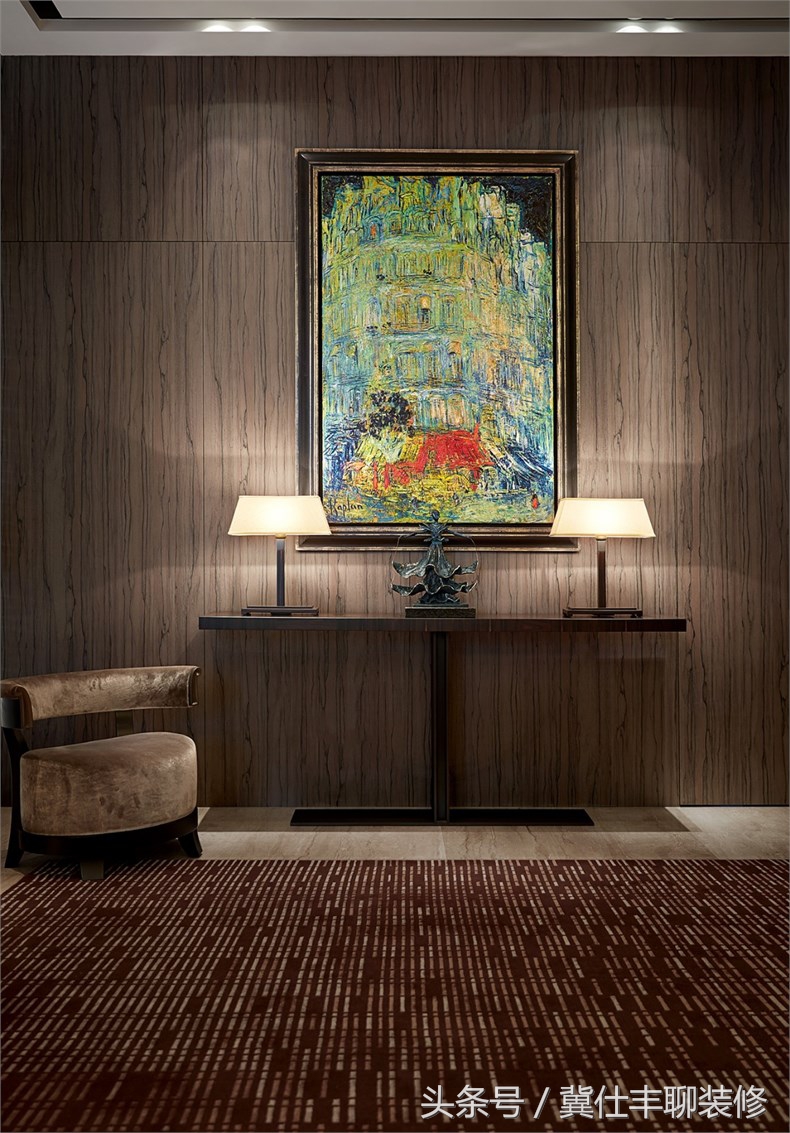 富豪的两栋别墅连为一体，一栋家人住，另一栋招待客人