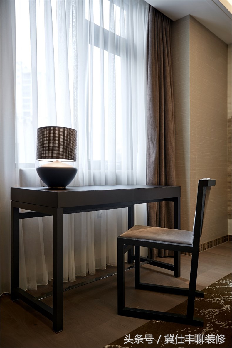 富豪的两栋别墅连为一体，一栋家人住，另一栋招待客人