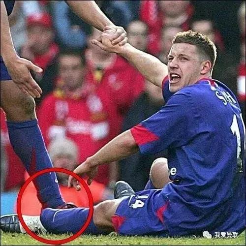 他拒绝亲吻曼联队徽，却为红魔断腿流血从不后悔！这才是真斗士