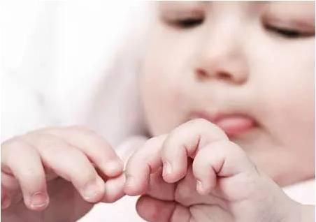 手上倒刺多缺什么维生素,一岁宝宝手上起倒刺是缺啥