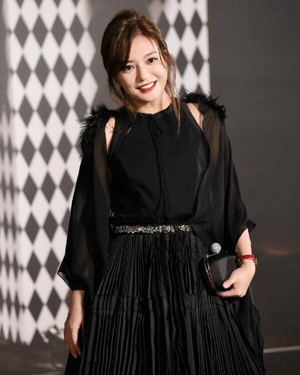 章子怡与周冬雨获奖名单,章子怡赵薇周冬雨黑礼服亮相