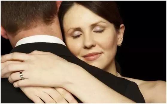 遛狗一年赚200万,帮别人遛狗的一个月可以赚多少