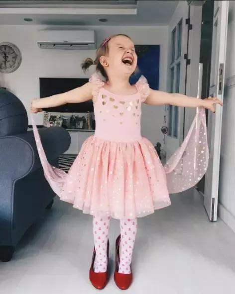 朋友圈晒女儿的亲子照 (晒女儿一家三口亲子照)