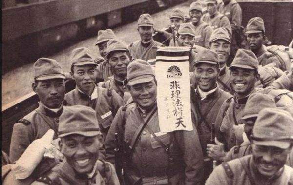 这个国家的士兵都有一件衣物，据说能让*弹子**拐弯，太厉害了！