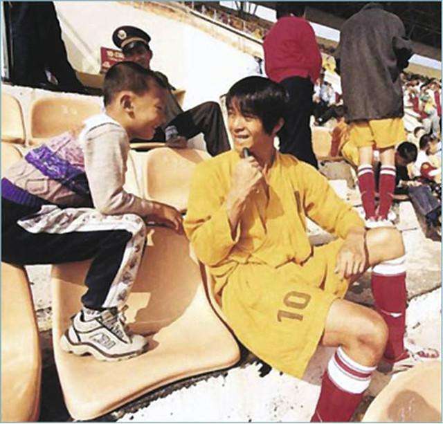 周星驰赵薇少林足球化妆,周星驰拍摄少林足球花絮