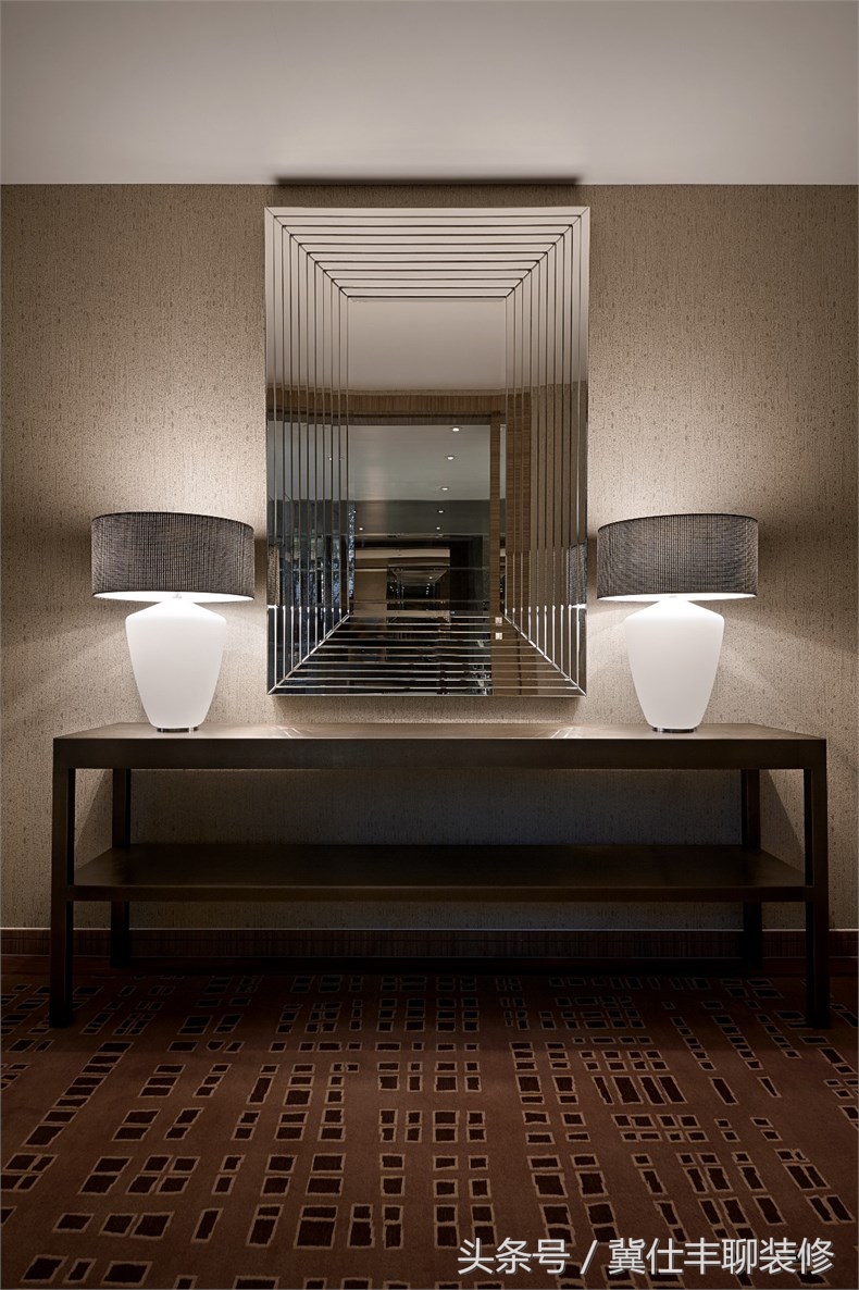 富豪的两栋别墅连为一体，一栋家人住，另一栋招待客人