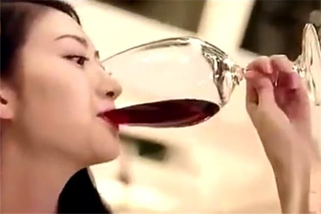 男子租个女友糊弄父母，糊里糊涂做了一件事，让自己痛苦缠身