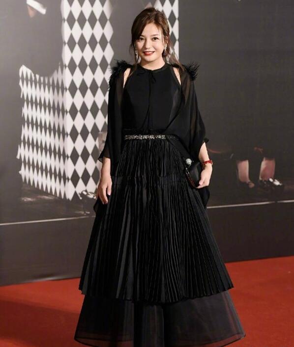 章子怡与周冬雨获奖名单,章子怡赵薇周冬雨黑礼服亮相