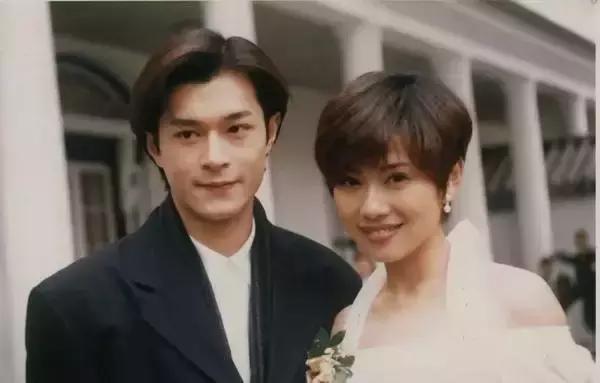 被母亲虐打逼做歌星，但却被骗光财产，如今时隔11年重回荧幕