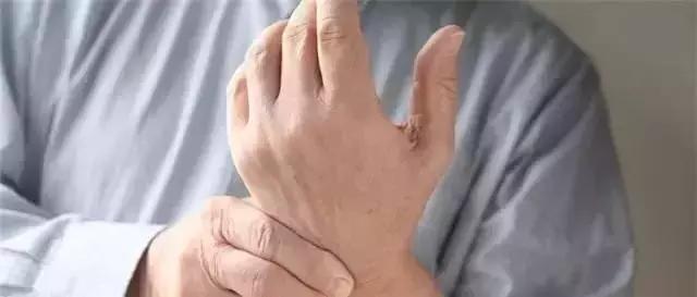 双手发麻就发凉是怎么了,双手背发麻是什么前兆