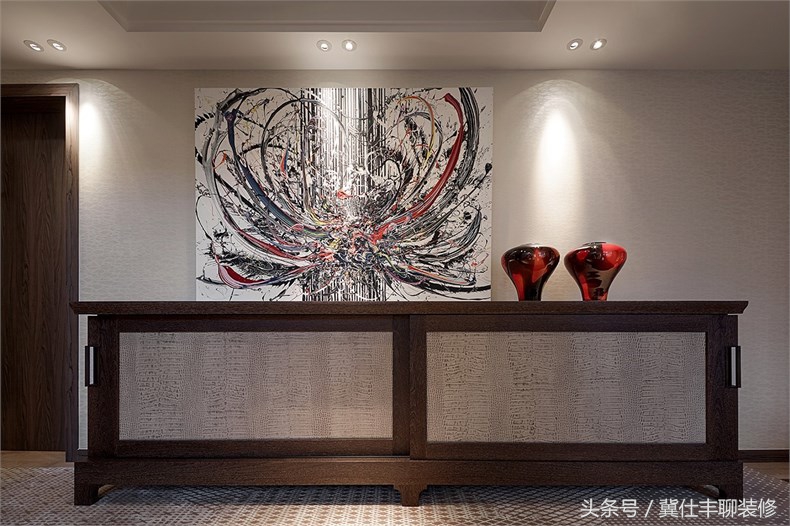 富豪的两栋别墅连为一体，一栋家人住，另一栋招待客人