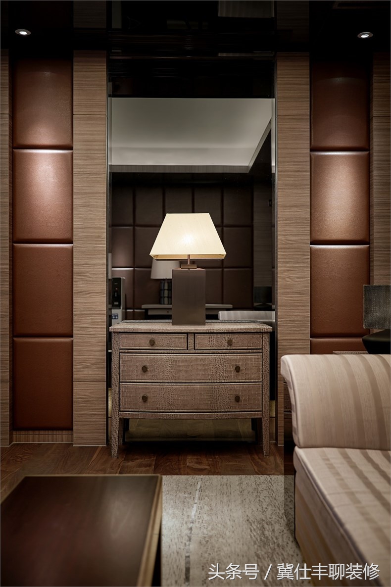 富豪的两栋别墅连为一体，一栋家人住，另一栋招待客人