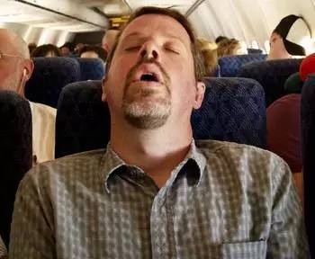 男子打鼾一夜呼吸停断,男人喝完酒打呼噜窒息