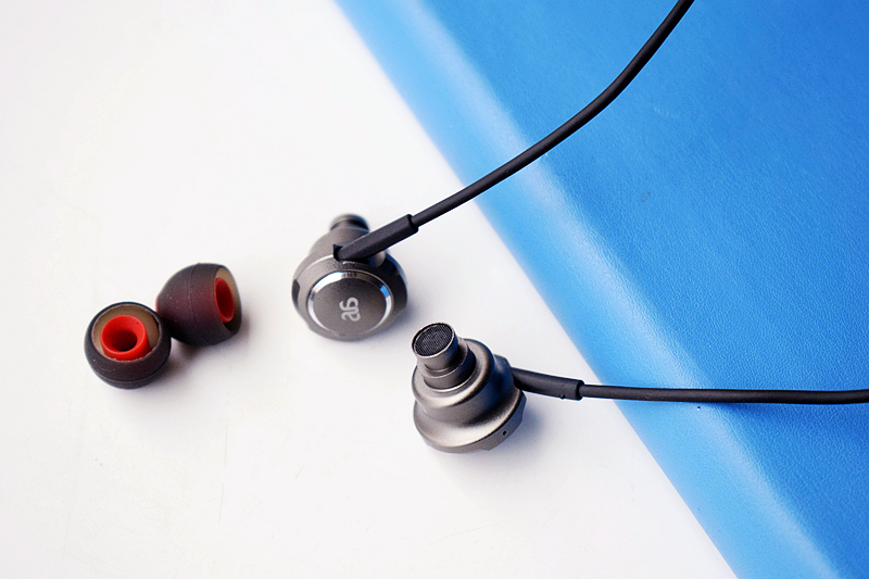 性价比入耳式耳机音质,性价比高的混音耳机