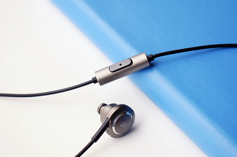 性价比入耳式耳机音质,性价比高的混音耳机