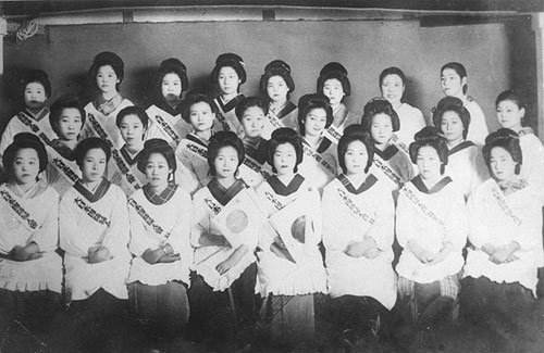 这个国家的士兵都有一件衣物，据说能让*弹子**拐弯，太厉害了！