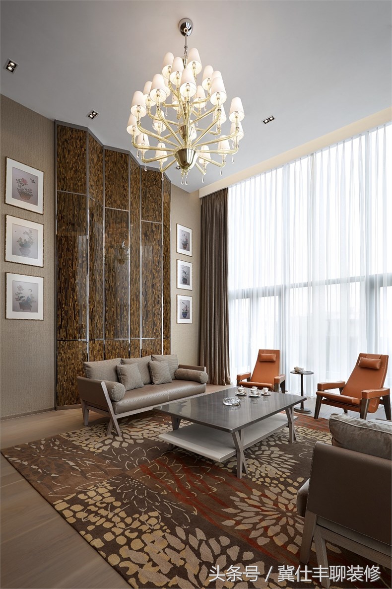 富豪的两栋别墅连为一体，一栋家人住，另一栋招待客人