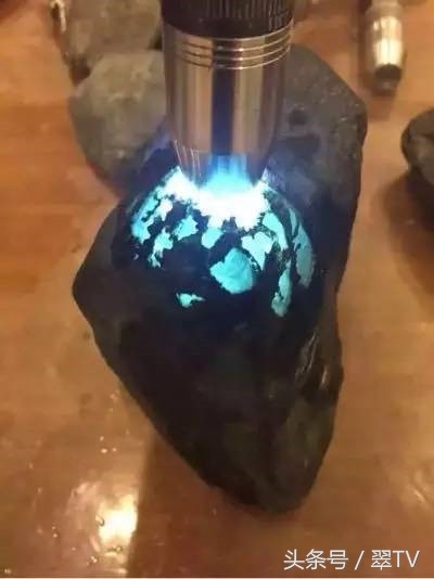 翡翠赌石知识和赌石技巧大全,揭秘翡翠赌石的神秘面纱