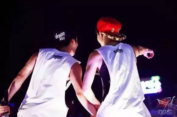 白敬亭吻戏王嘉尔,萧敬腾白敬亭王嘉尔三人关系