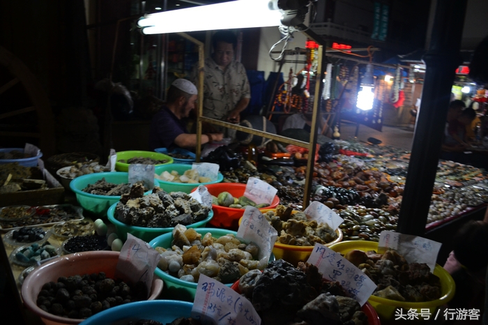 到敦煌去看月牙泉,敦煌沙洲夜市去莫高窟