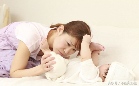 宝宝放屁又响又臭怎么回事一岁,宝宝放屁又多又响