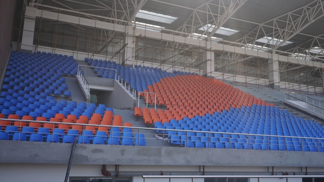 体育中心草坪施工,足球场草皮维护过程