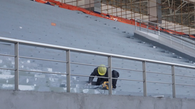 体育中心草坪施工,足球场草皮维护过程
