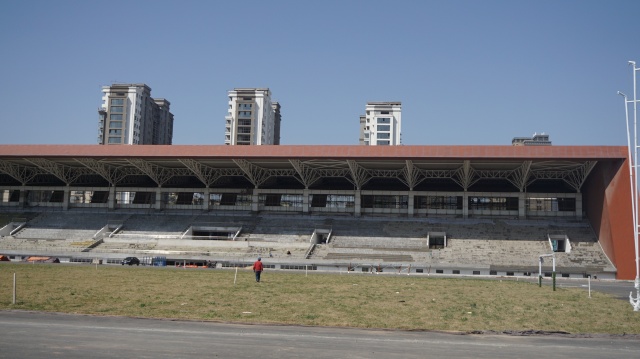 体育中心草坪施工,足球场草皮维护过程