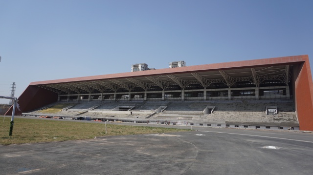 体育中心草坪施工,足球场草皮维护过程