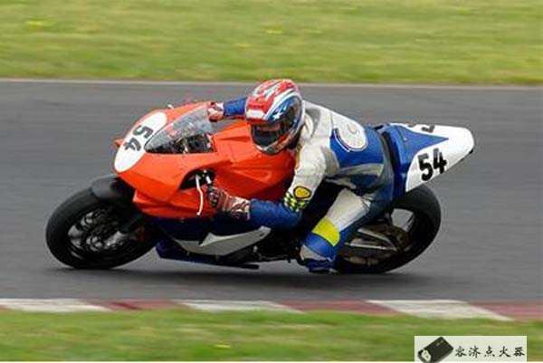 骑摩托十大关注事项,骑摩托听音乐的危害