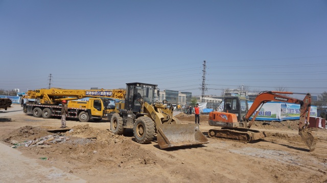 体育中心草坪施工,足球场草皮维护过程