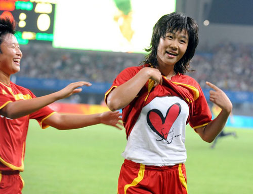 女足脱衣庆祝第一人,中国女足韩端比赛