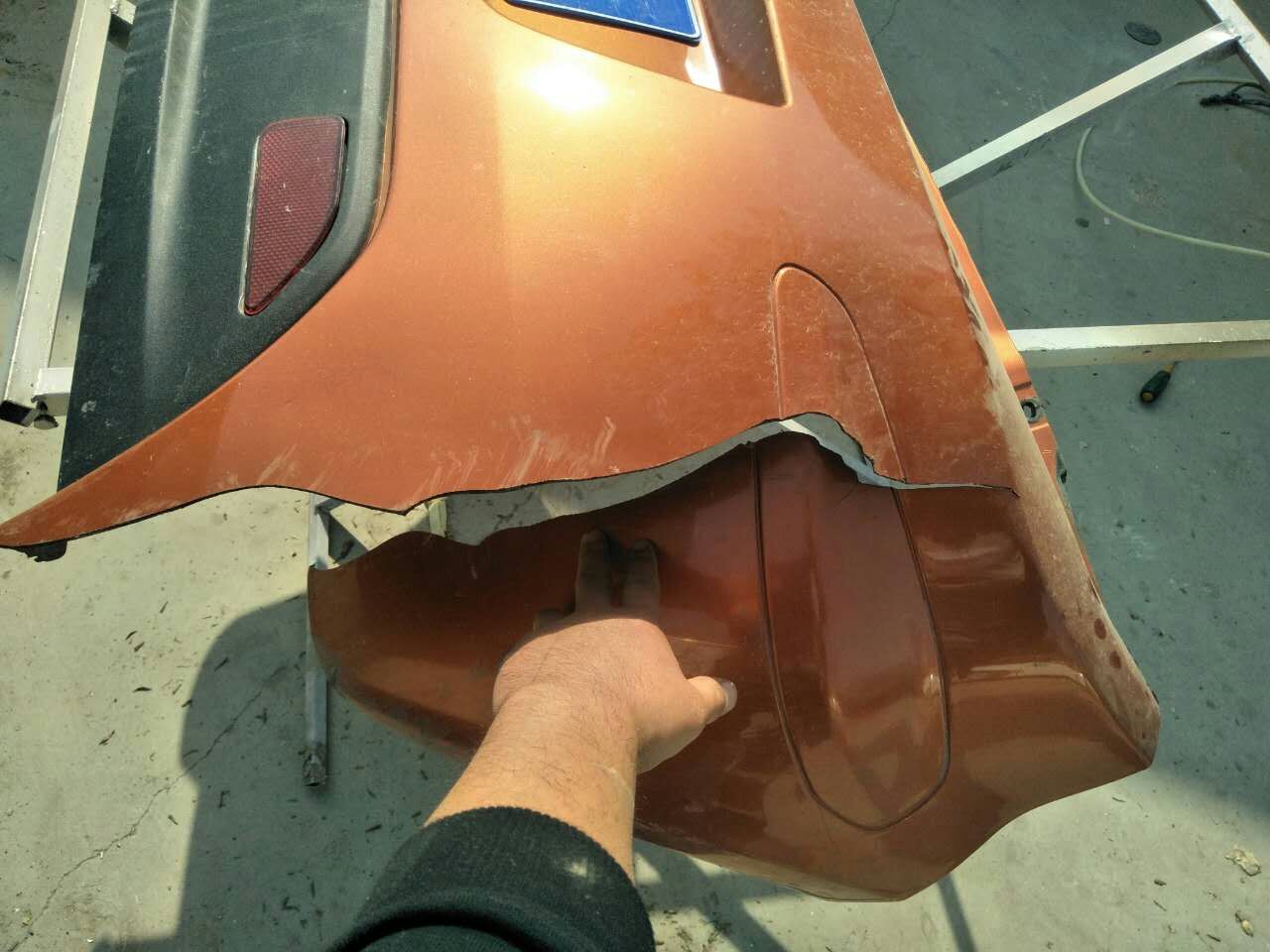 前保险杠破损影响检车吗,保险杠破损是修还是换新