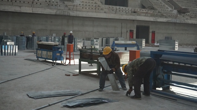 体育中心草坪施工,足球场草皮维护过程