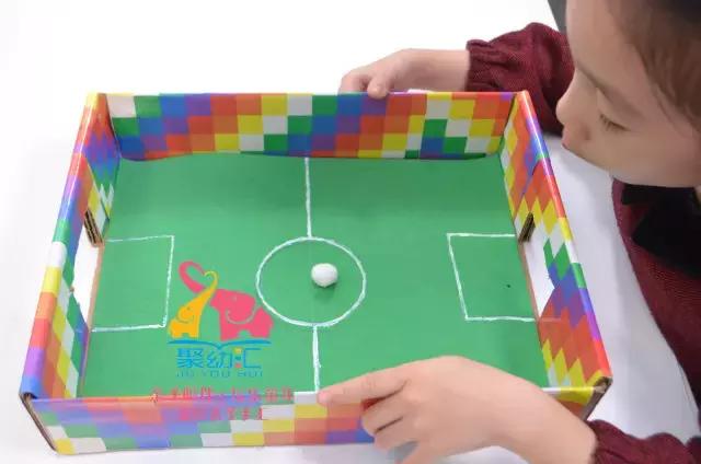 玩过手动的桌上足球，还没玩过用嘴吹的