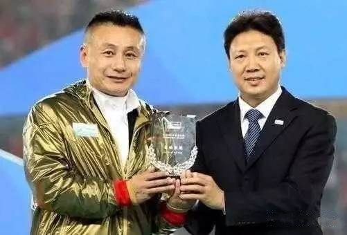 他是中国足球唯一的“球王”，3年换3队，全能型人才