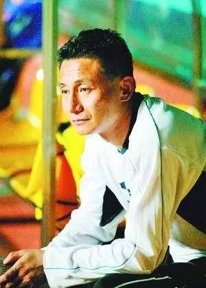 他是中国足球唯一的“球王”，3年换3队，全能型人才