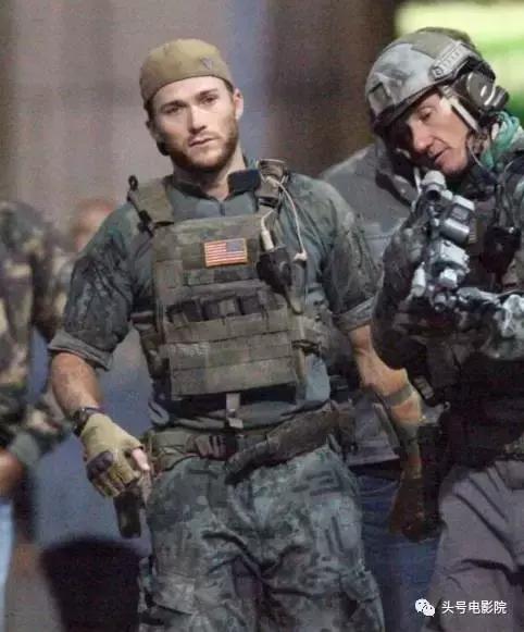 速度与激情8出现的儿子是谁演的,速度与激情8中红色老爷跑车