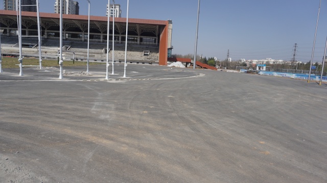 体育中心草坪施工,足球场草皮维护过程