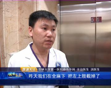 干农活受伤了,农村小伙干农活摔伤了手