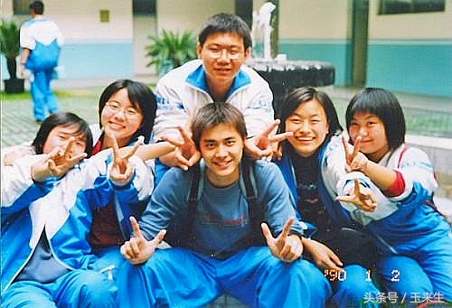 李易峰当年在学校是校草的照片,李易峰年轻时候照片