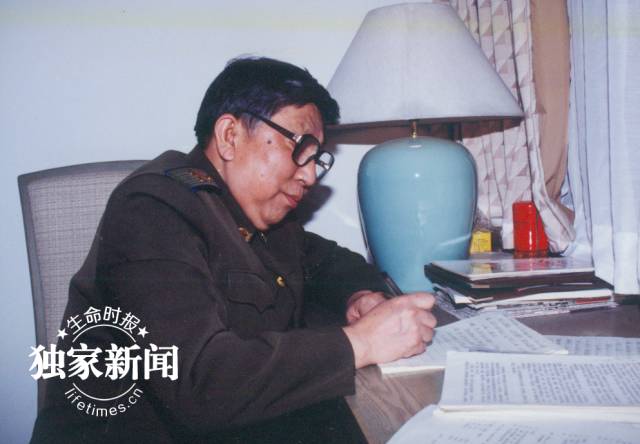 阎老走了，也许你熟悉舞台上的他，却未必了解生活中另一个他