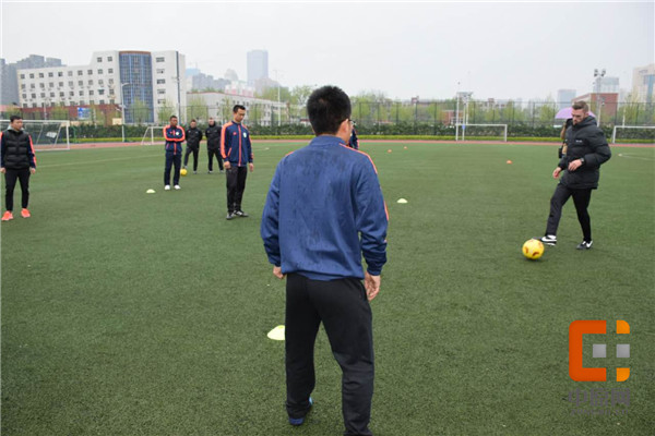 英国足球体育商业学院助力校园足球，郑州9中为您开启特色足球之旅！