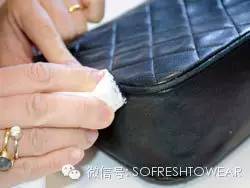 哑光包包脏了怎么打理,买完蔻驰的包怎么保养
