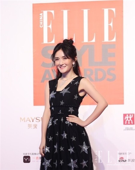 发量少慵懒丸子头减龄又时髦,时尚显高发型丸子头